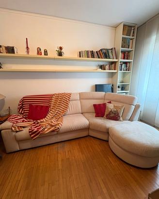 Divano color crema con pouf