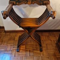 Sedia Savonarola in legno intagliato
