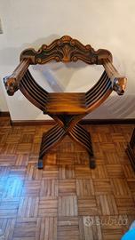 Sedia Savonarola in legno intagliato