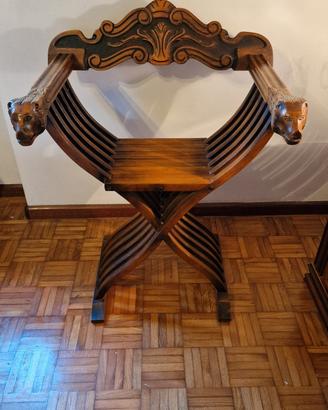 Sedia Savonarola in legno intagliato