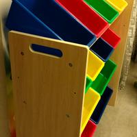 Scaffale porta giochi plastica e legno