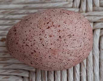 Uovo finto di falco sacro in scultura di argilla