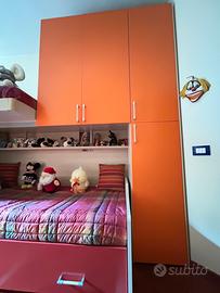 Cameretta letto a castello con armadio e scrivania