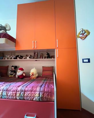 Cameretta letto a castello con armadio e scrivania