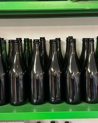 93 bottiglie di vetro e tappatrice a corona