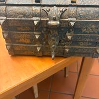 forziere antico in ferro pesante