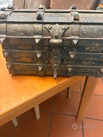 forziere antico in ferro pesante