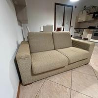 Divano 2 posti ( in buono stato)