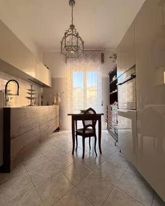 Ampio e luminoso appartamento in zona residenziale
