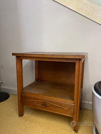 Comodino vintage in legno con cassetto