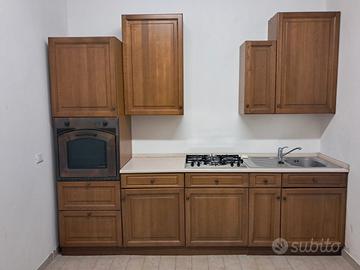 Cucina in massello di rovere e truciolato laminato