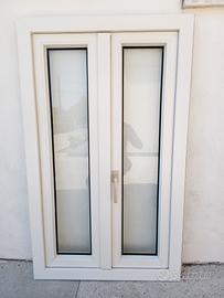 contro finestra in PVC a due ante.