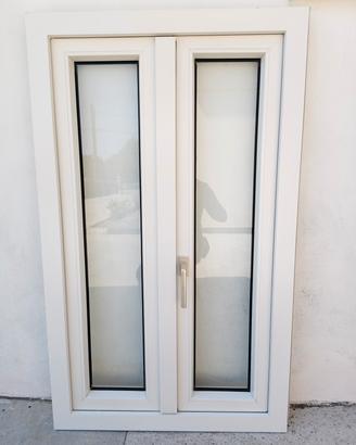 contro finestra in PVC a due ante.