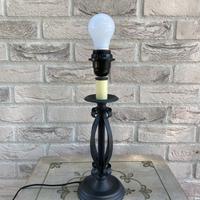 Lampada da tavolo in metallo decorato