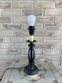 Lampada da tavolo in metallo decorato