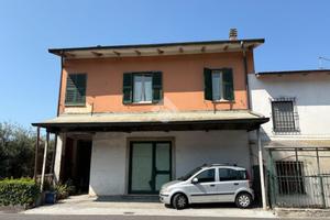 CASA SEMINDIPENDENTE A MONTIGNOSO