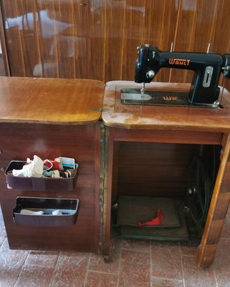 macchina da cucire vintage con mobile a scomparsa
