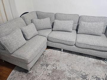 Divano angolare con pouf