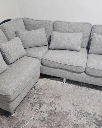 Divano angolare con pouf