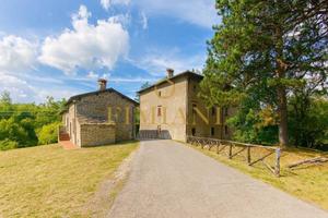 Rustico / Casale di 550 m² con più di 5 locali a S