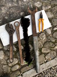 Enormi chiavi inglesi molto datate