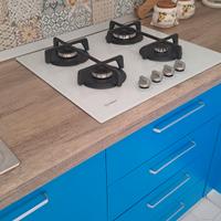 cucina ad ancolo con tavolo e sedie