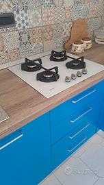 cucina ad ancolo con tavolo e sedie