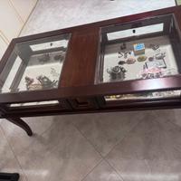 Tavolino in legno con vetrinetta cassetti e straib