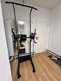 Attrezzatura sportiva con barra per trazioni