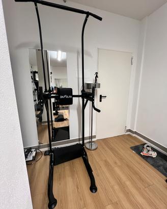 Attrezzatura sportiva con barra per trazioni