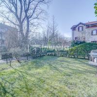 VILLA A SCHIERA DI TESTA CON GIARDINO IN CLASSE E!