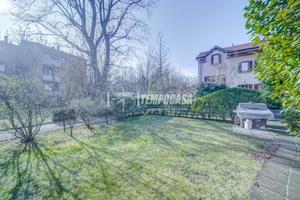 VILLA A SCHIERA DI TESTA CON GIARDINO IN CLASSE E!