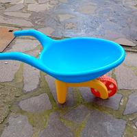 Carriola giocattolo in plastica