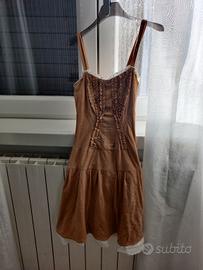 abito scamosciato con inserti in pizzo bianco