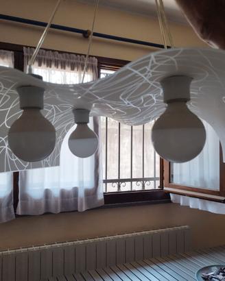 lampadario a sospensione in vetro bianco sagomato
