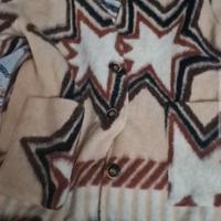 cappotto beige con stampe stelle 