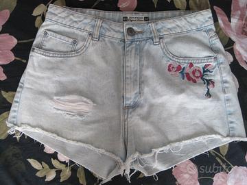 Shorts jeans Terranova con ricamo e strappo - M