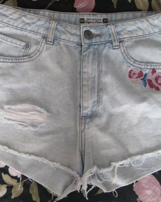 Shorts jeans Terranova con ricamo e strappo - M