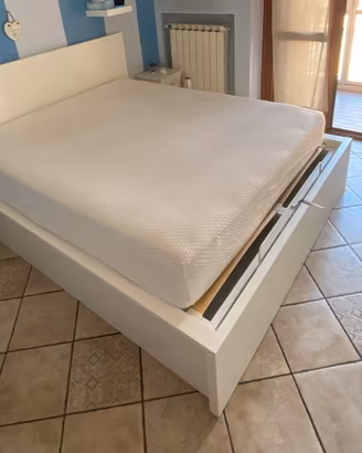 Letto matrimoniale con cassettone IKEA (Malm)