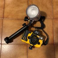 Macchina fotografica subacquea canon con flash