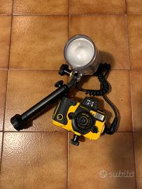 Macchina fotografica subacquea canon con flash