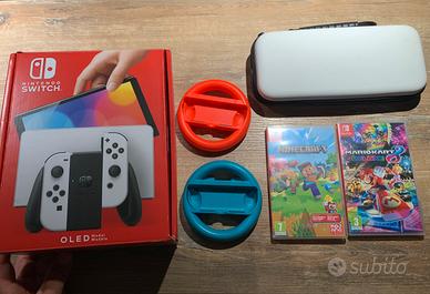 Switch oled con Minecraft e Mario kart