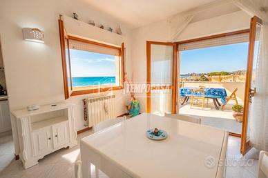 Il Terrazzo sul Tirreno: Fronte Mare a Santa Marin