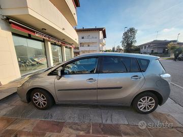 Toyota Verso grigio scuro