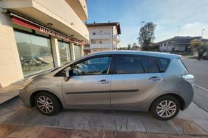 Toyota Verso grigio scuro