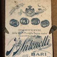 Cornice in legno traforato e foto con stemma reale