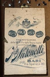 Cornice in legno traforato e foto con stemma reale