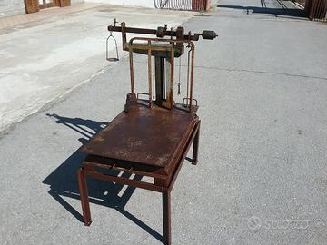 Antica basculla, sgranatrice e vaso in pietra