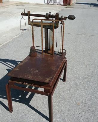 Antica basculla, sgranatrice e vaso in pietra