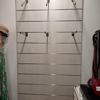 parete attrezzata con brochure per negozio intimo 